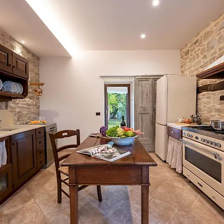 Cherubini 8&1, Emma Villa Cingoli