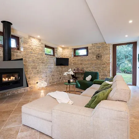 Cherubini 8&1, Emma فيلة *